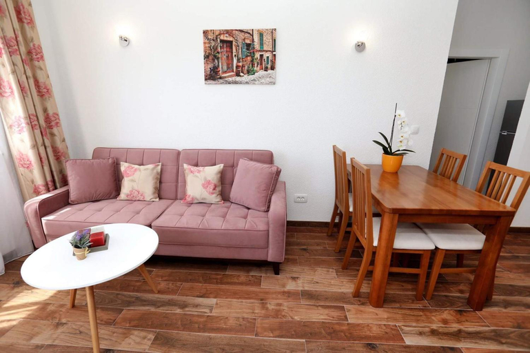 Others 5, Villa Dalmatia, Okrug