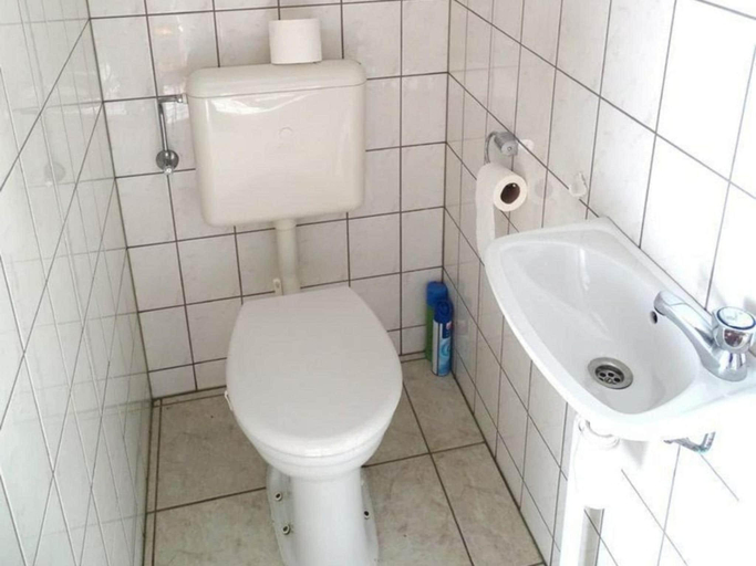 Bathroom 4, Bungalow in Breskens near Beach and Lighthouse, Sluis