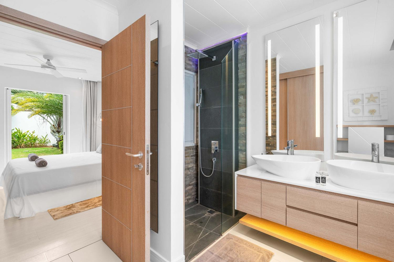 Bathroom 5, Clos du Littoral by Sealodge Mauritius