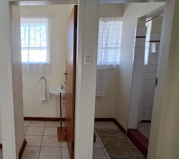 Bathroom 5, 8 Austin Street Accommodation, Dr Kenneth Kaunda
