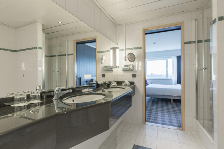 Bathroom 3, Radisson Blu Hotel Amsterdam Airport, Haarlemmermeer