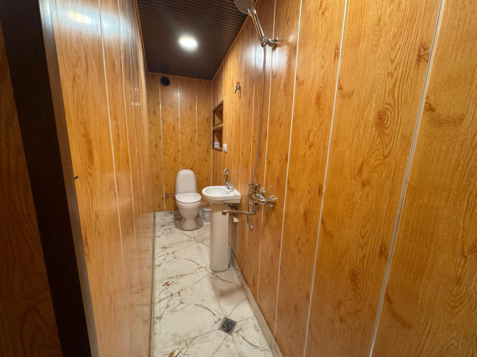 Bathroom, Nato & Lado, Signagi