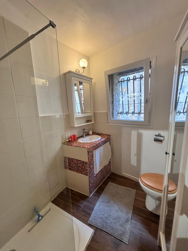 Bathroom 2, La Barbacane de Cascastel-des-Corbieres, Aude
