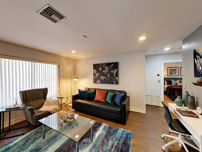 5, Hidden Gem Vacation Villa w Private Pool & TikiHut, Broward
