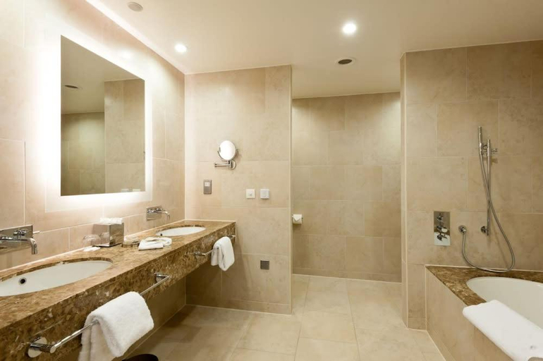 Bathroom 4, Valley Lodge & Spa, West Rand