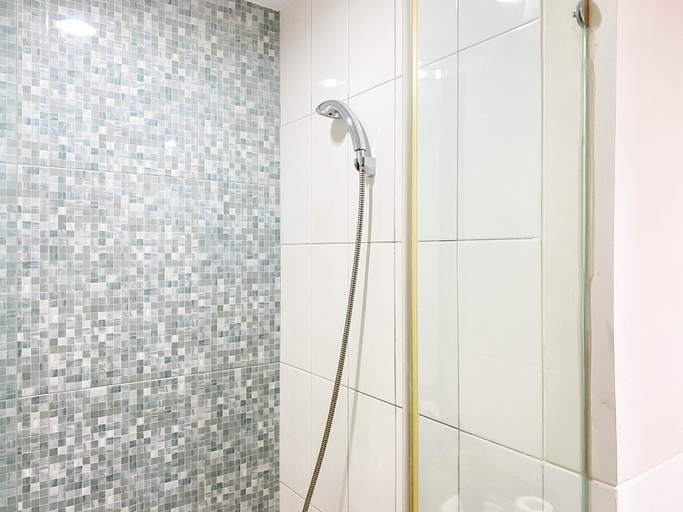 Bathroom 5, Good and Warm Studio Room at Apartment Nine Residence By Travelio, South Jakarta