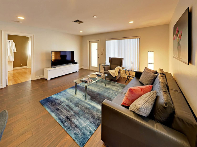 3, Hidden Gem Vacation Villa w Private Pool & TikiHut, Broward