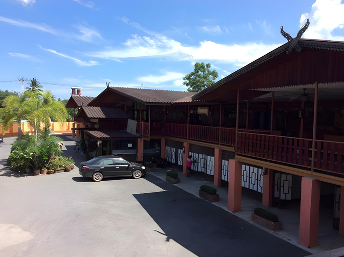 Exterior & Views