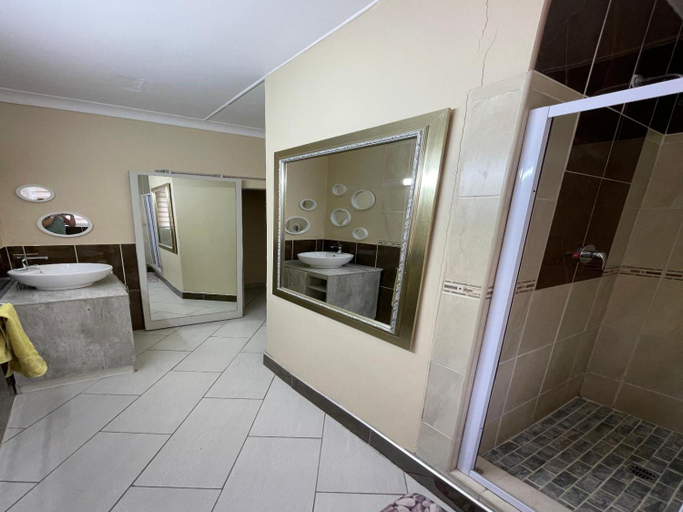 Bathroom 4, Che La Moir Guesthouse, Mangaung