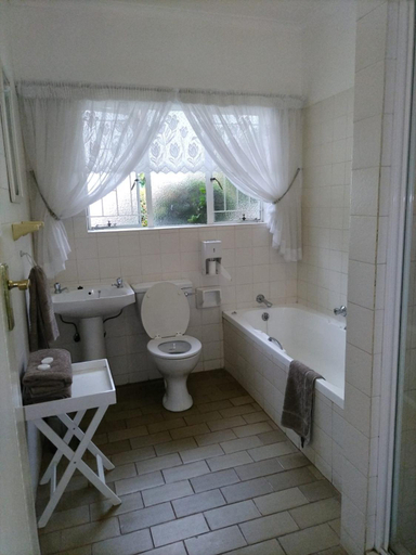 Bathroom 4, Eskulaap Hotel and Conference, Capricorn