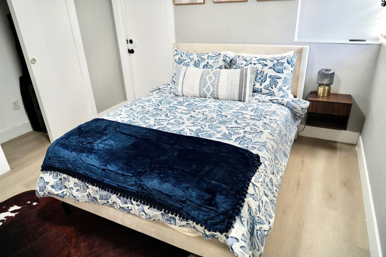 Room 4, Hollywood 3801, Broward