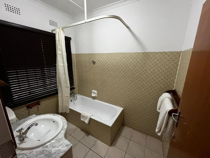 Bathroom 4, Valley Lodge & Spa, West Rand