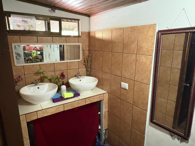 Bathroom 2, Passifloras Hostel, Aguirre