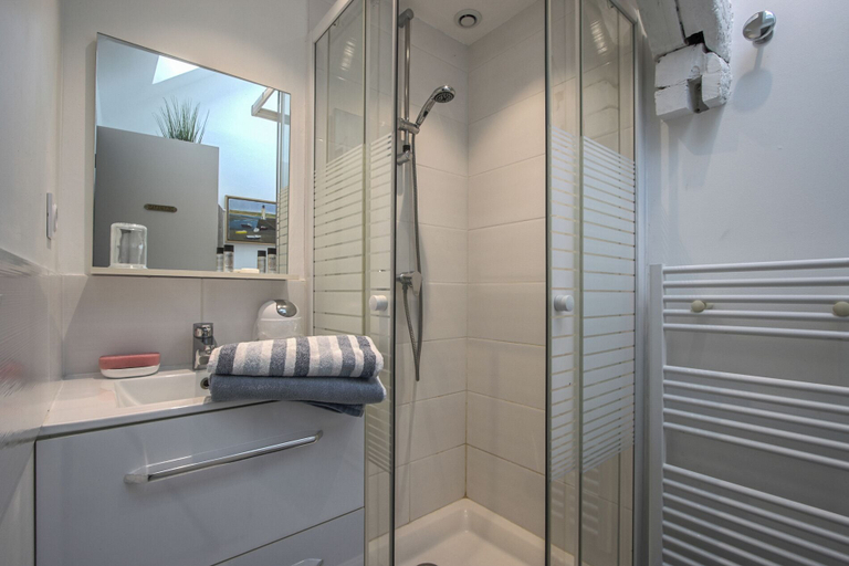 Bathroom 3, La Venelle du Bassin, Calvados