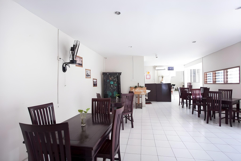 Food & Drinks 5, RedDoorz Plus near Galaxy Mall, Surabaya
