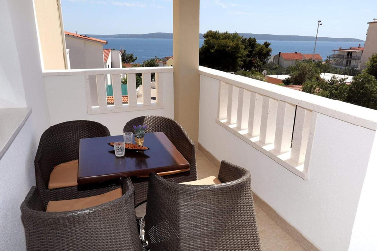 Others 4, Villa Dalmatia, Okrug