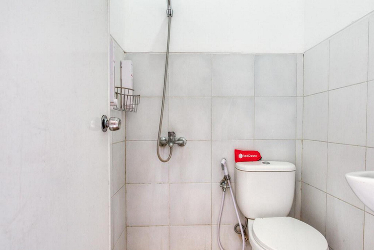Bathroom 4, RedDoorz Plus near Galaxy Mall, Surabaya