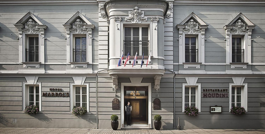Exterior & Views