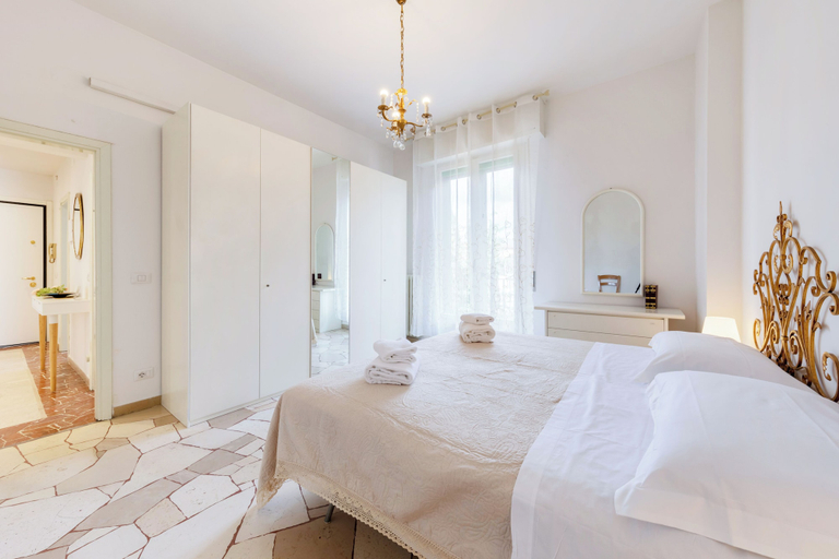Room 2, Guesthost - Il Salotto Blu - Appartamento Con Parcheggio, Florence