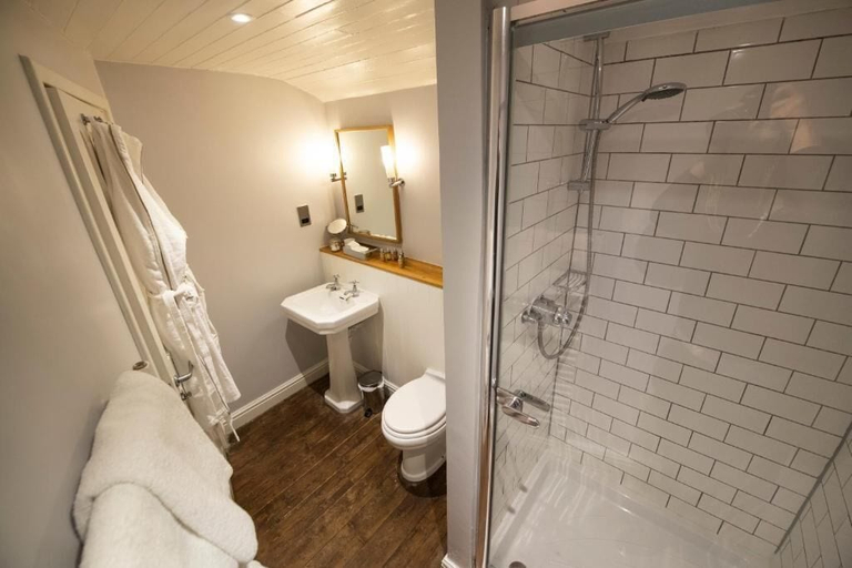 Bathroom 4, Wheelwrights Arms, Bath and North East Somerset