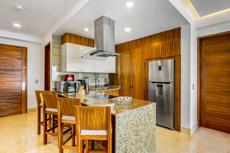 Private kitchen 4, Fantastic Oceanfront Apartment With Balcony, Pool & Central AC, Puerto Vallarta
