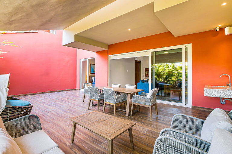 Outdoor dining 5, Peaceful Modern Condo With Rooftop Pool, Washer-dryer and Fitness Room, Compostela