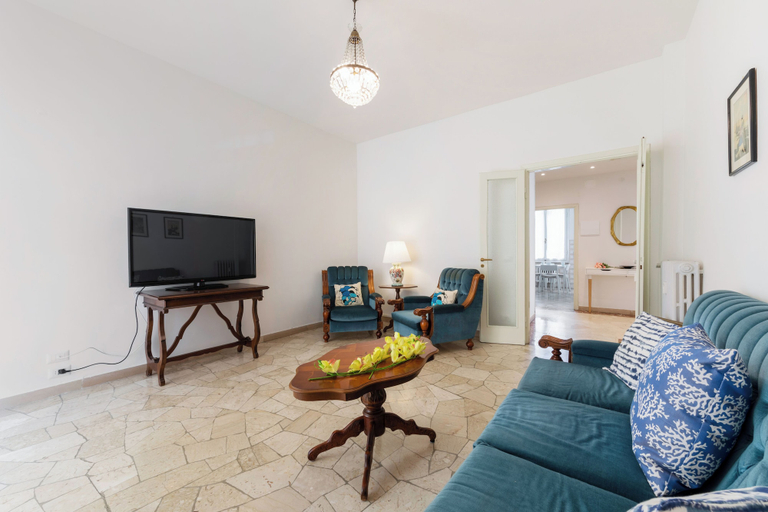 Living area 3, Guesthost - Il Salotto Blu - Appartamento Con Parcheggio, Florence
