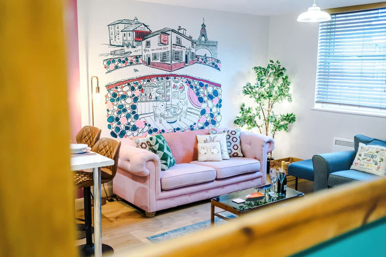 Room 4, Stunning City Centre Home Perfect For Couples, Cheshire West and Chester