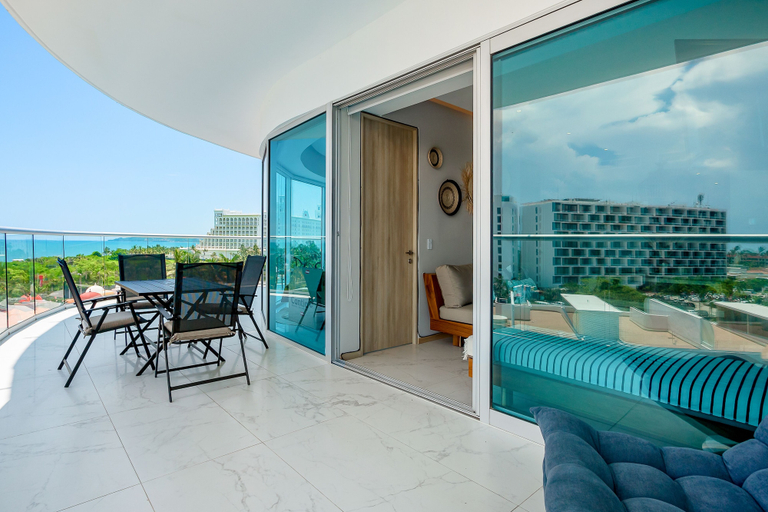 Outdoor dining 3, Stylish Ocean-view Condo With Pool, Gym, Private Balcony, AC, & Wifi, Compostela