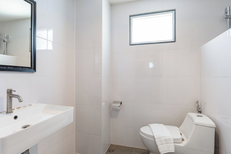 Bathroom 5, Xanadu Hotel, Ban Chang