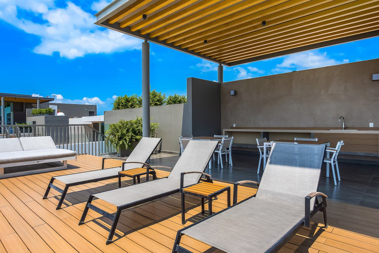 Outdoor dining 4, Modern Condo With Breathtaking Views, Infinity Pool, and en Suite Bedrooms, Compostela