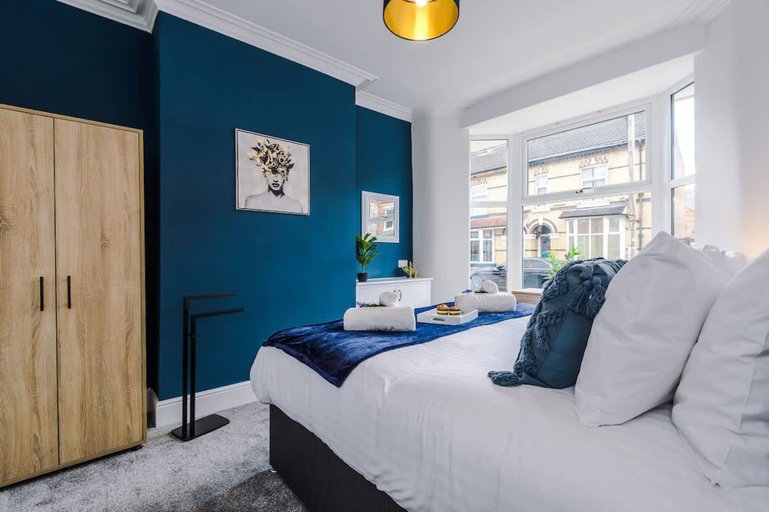 Room 5, Ideal for Contractors Long Term Stays Sleeps 8, Cheshire East
