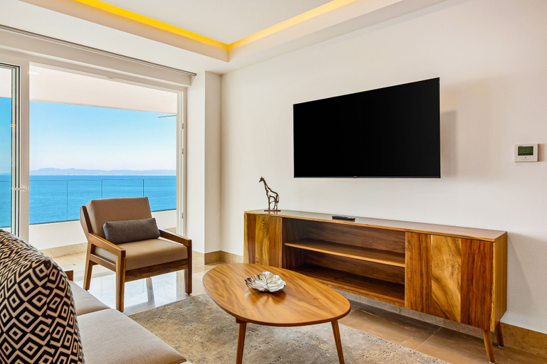 Living area 3, Oceanfront, 8th-floor Condo With Pool, Pool spa & Large Balcony, Puerto Vallarta