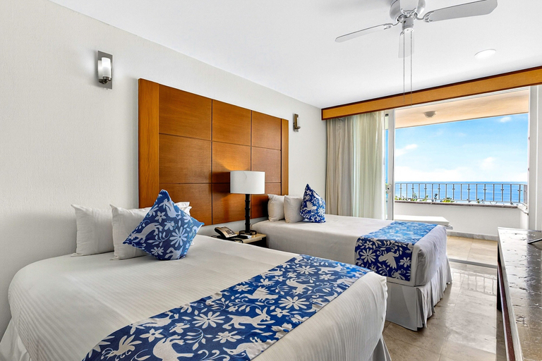 Room 5, Luxury Hillside Suite With Infinity Pool, Ocean Views, hot tub & Terrace Seating, Puerto Vallarta