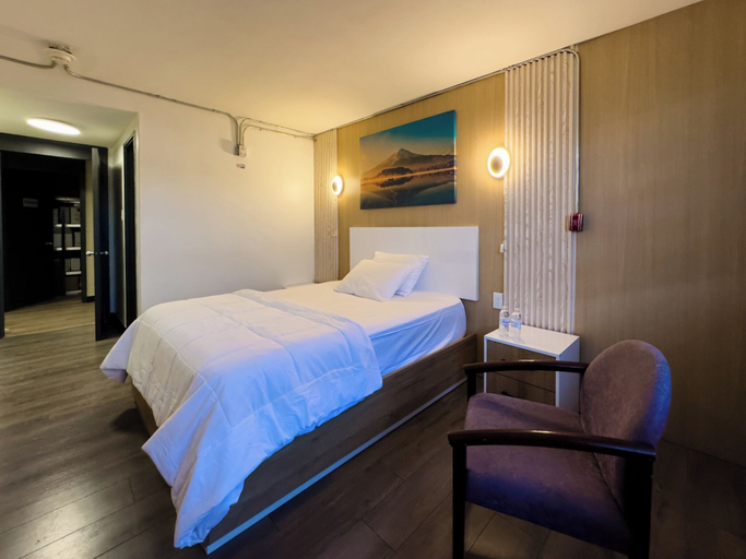 Room 4, Midtown Motor Inn, Division No. 9