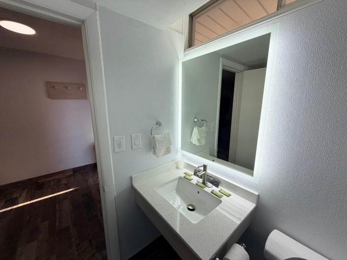 Bathroom 5, Bravo Inn Greensboro, Guilford