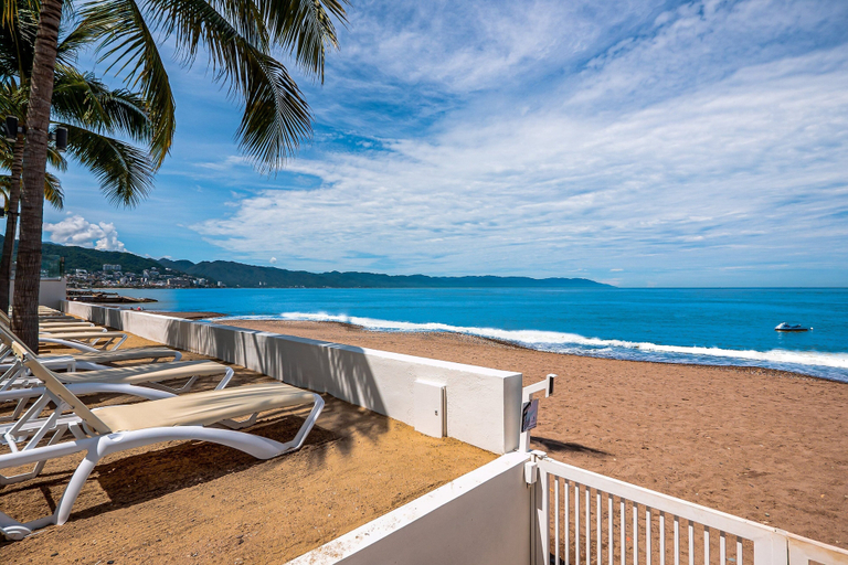 Beach 3, Bright Oceanfront Condo With Balcony, Rooftop Pool & Near Malecon Boardwalk, Puerto Vallarta