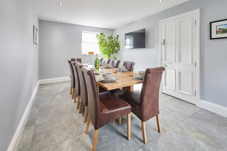 Dining 5, House Sleeps 12 With Parking and Garden, Gateshead
