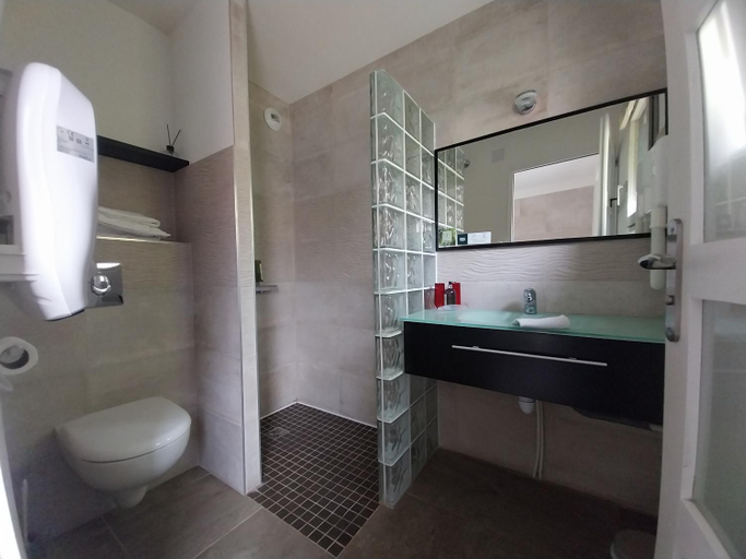 Bathroom 2, Logis Hotel Restaurant Les Capucins, Yonne
