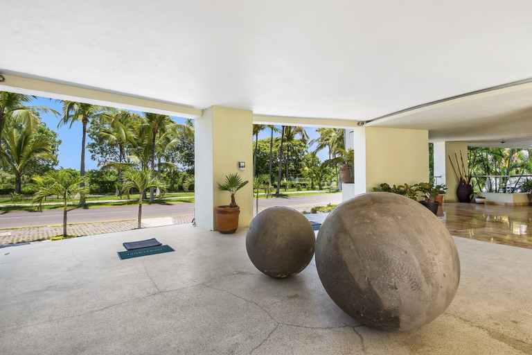 Terrace/patio 2, Stylish Beach Condo With Private Balcony, Pool, AC and Fitness Room, Compostela