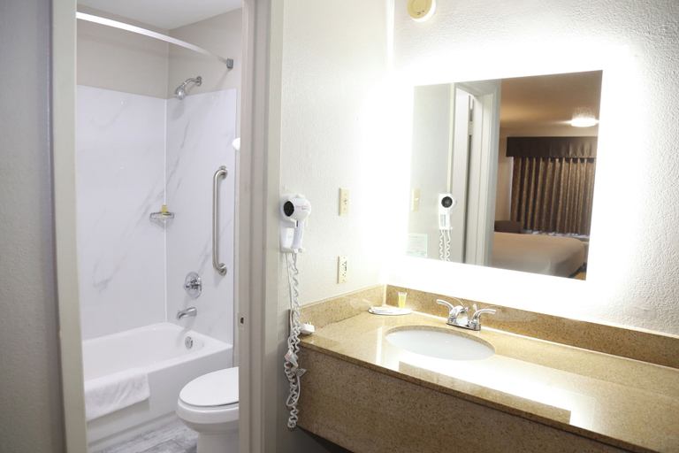 Bathroom 4, Days Inn by Wyndham Monroe LA, Ouachita