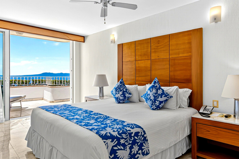 Room 3, Upscale Coastal Suite With Private Terrace, Ocean Views, Pool & hot tub, Puerto Vallarta