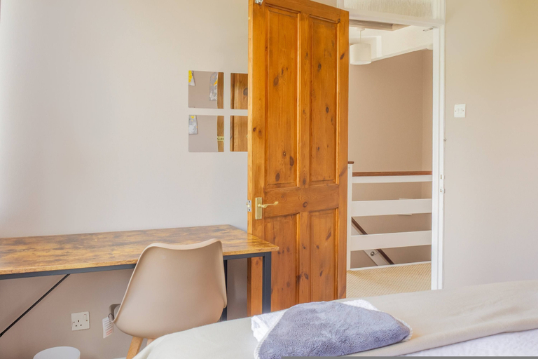 Room 3, Spacious 4-bed House Guildford Free Parking, Surrey
