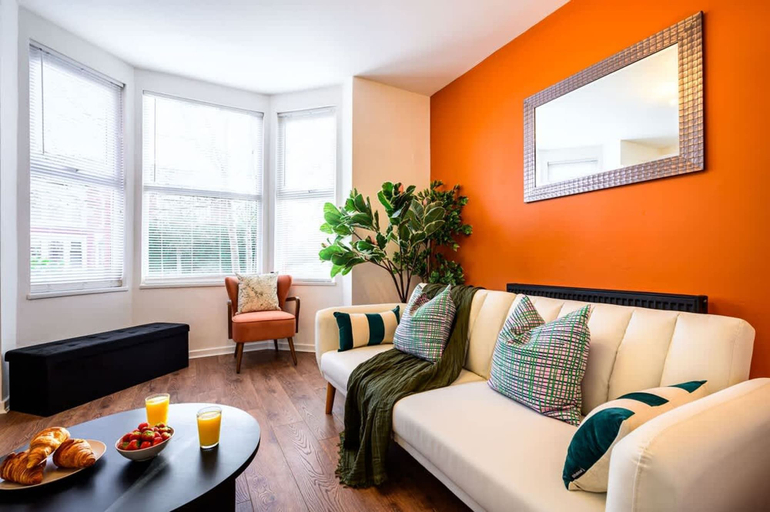 Room 5, Modern 4-bed Free Parking Work Leisure Stays, Trafford