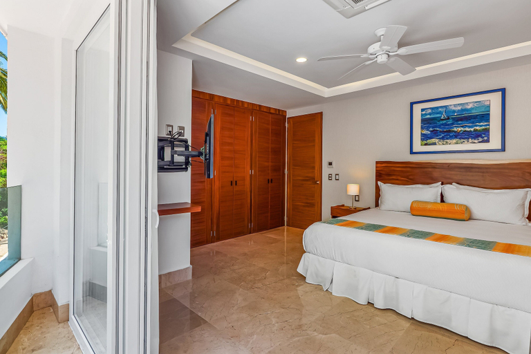 Room 5, Luxurious Upscale Condo w/ Wraparound Oceanfront View & Shared Pool, Puerto Vallarta