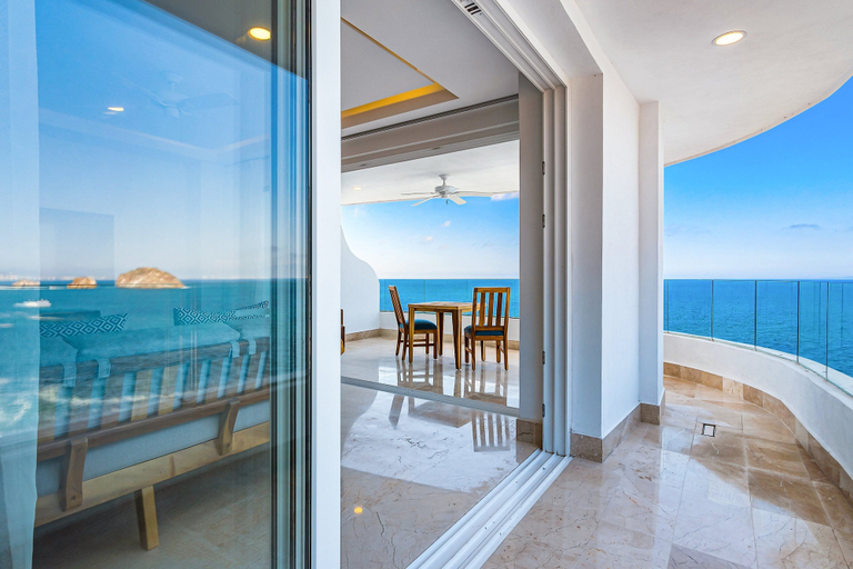 Outdoor dining 2, Impressive 8th-floor Oceanfront Condo With Water Views, hot tub & Pool, Puerto Vallarta