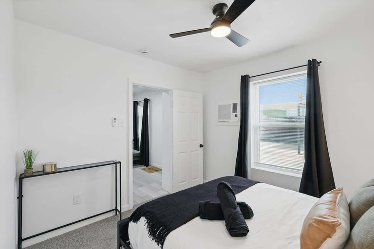 Interior 1, Modern 2BR Unit 3 With Hot Tub, Tarrant