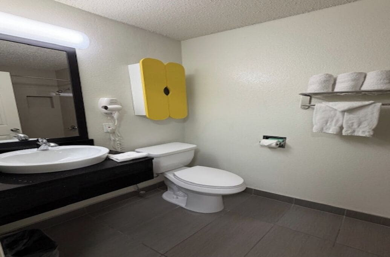 Bathroom 5, Suburban Studios Dallas Northwest Walnut Hill, Dallas