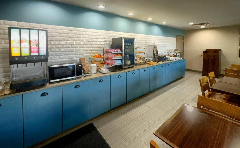 Food & Drinks 4, Country Inn & Suites by Radisson, Harrisonburg, VA, Harrisonburg