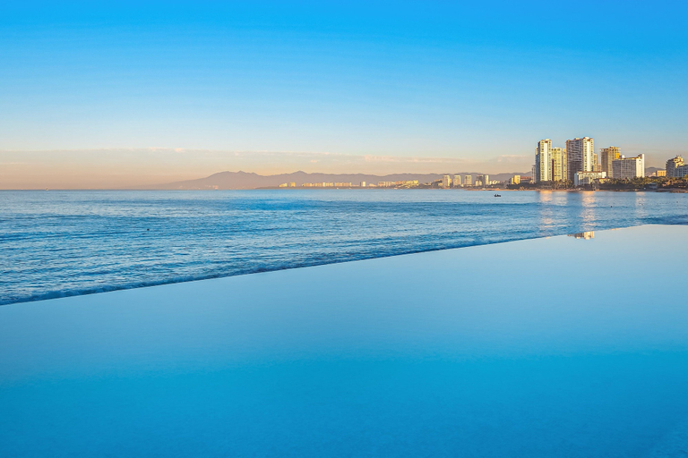Beach 4, Oceanfront Studio With Infinity Pool, Breathtaking Views & Beach Access, Puerto Vallarta